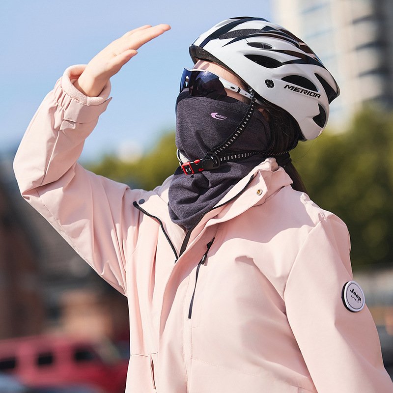 Ms. Walrus rides a ski mask and winter wind-proof man climbs the mountains to keep her face warm and warm