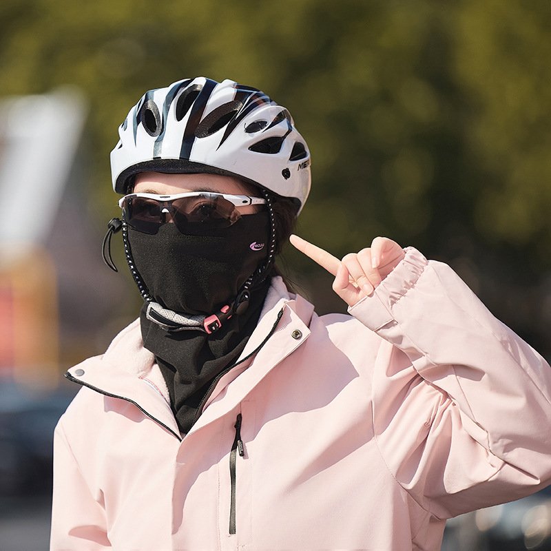 Ms. Walrus rides a ski mask and winter wind-proof man climbs the mountains to keep her face warm and warm