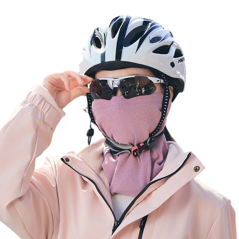 Ms. Walrus rides a ski mask and winter wind-proof man climbs the mountains to keep her face warm and warm