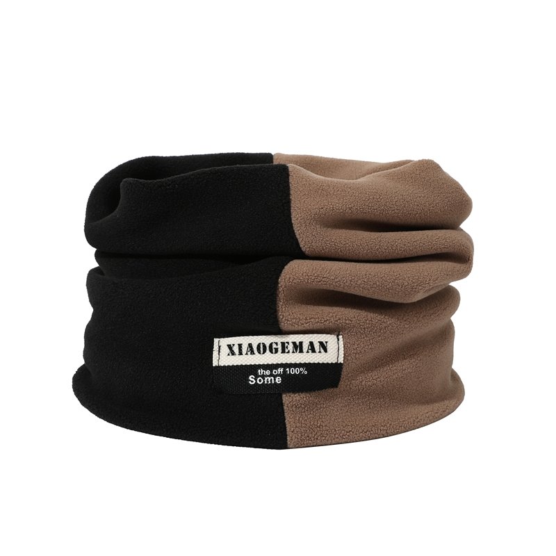 A velvet hawk, a man and a woman with a warm winter hood, a wind-protected neck and a cold scarf and a thick turban