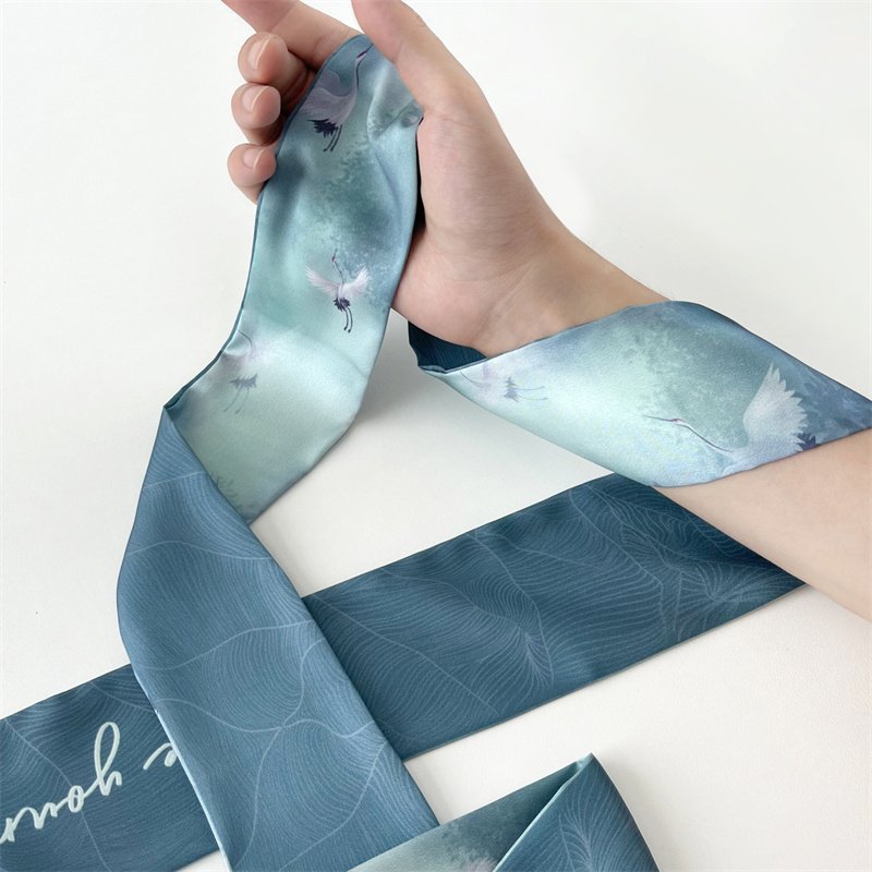 A new 2024 for a painting scarf and a new 2024 for a woman with a long summer tweezer