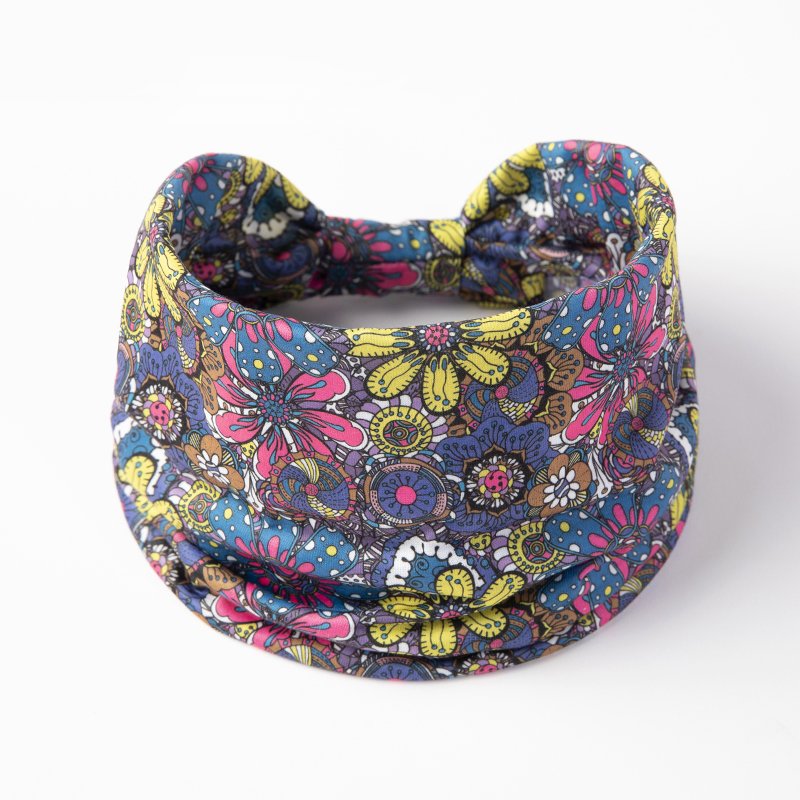 Bohemia wide with a white-haired turban to wash her face and dance with a yogurt-proof windbag