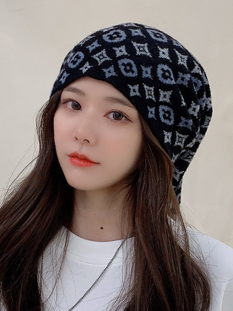The woman in the hood rides in the open for the winter, wears an ear mask and increases the length of the neck