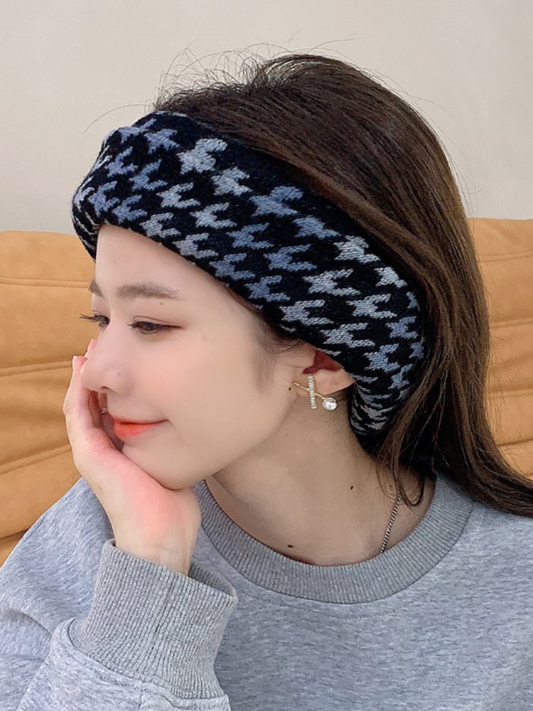 The woman in the hood rides in the open for the winter, wears an ear mask and increases the length of the neck