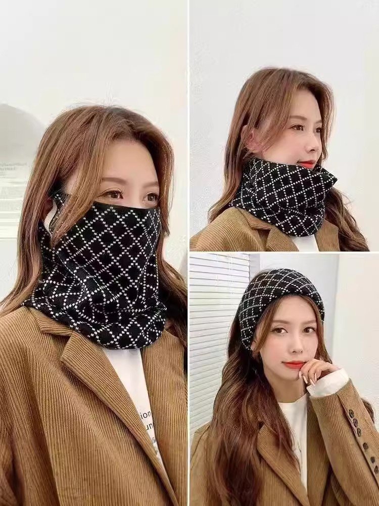 "Autumn and winter wind masked on a warm, cold-faced face mask for a neck-and-crowded male."