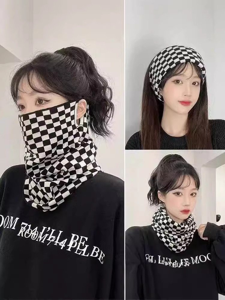 "Autumn and winter wind masked on a warm, cold-faced face mask for a neck-and-crowded male."