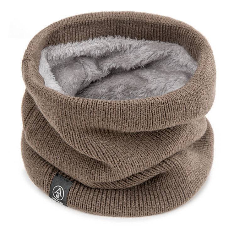 In the winter, both men and women will ride their hoods outside the house, knitting their necks