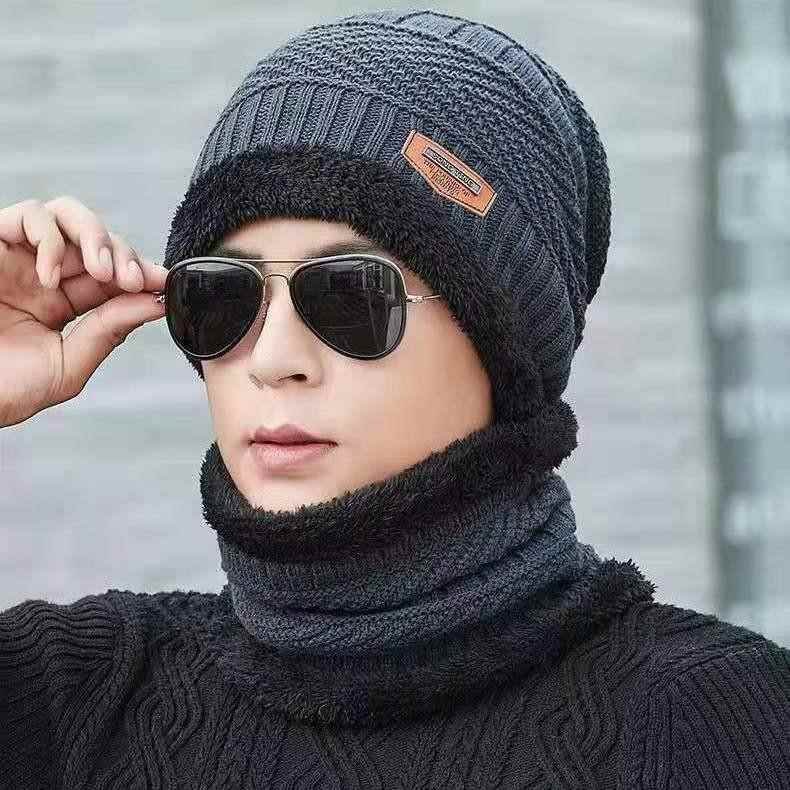 The turban man's hat in the autumn and winter twirls and twirls and velves and wind and wind