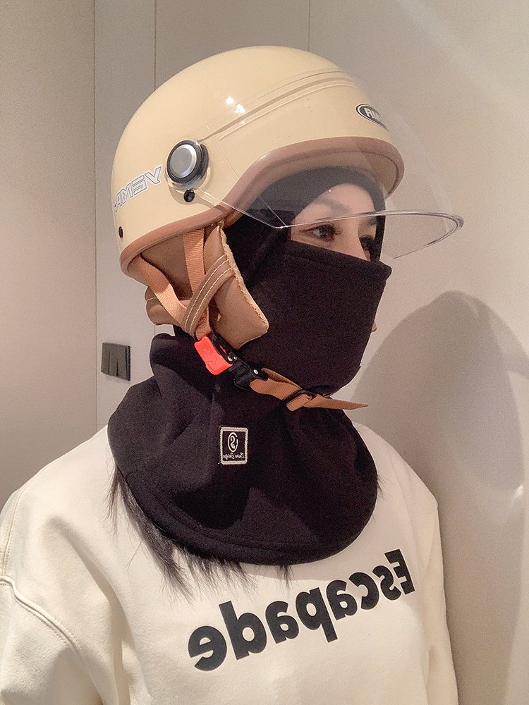In-out cold-tucking caps and a thick, warm-faced face mask riding ski caps in the mountains during the winter
