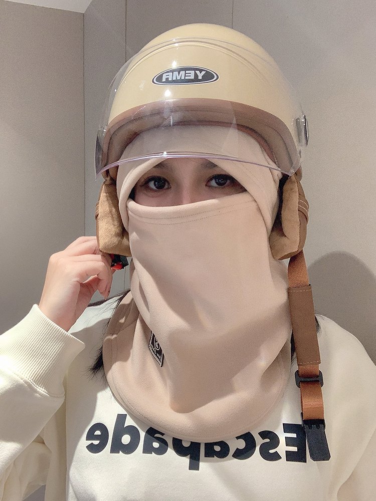 In-out cold-tucking caps and a thick, warm-faced face mask riding ski caps in the mountains during the winter