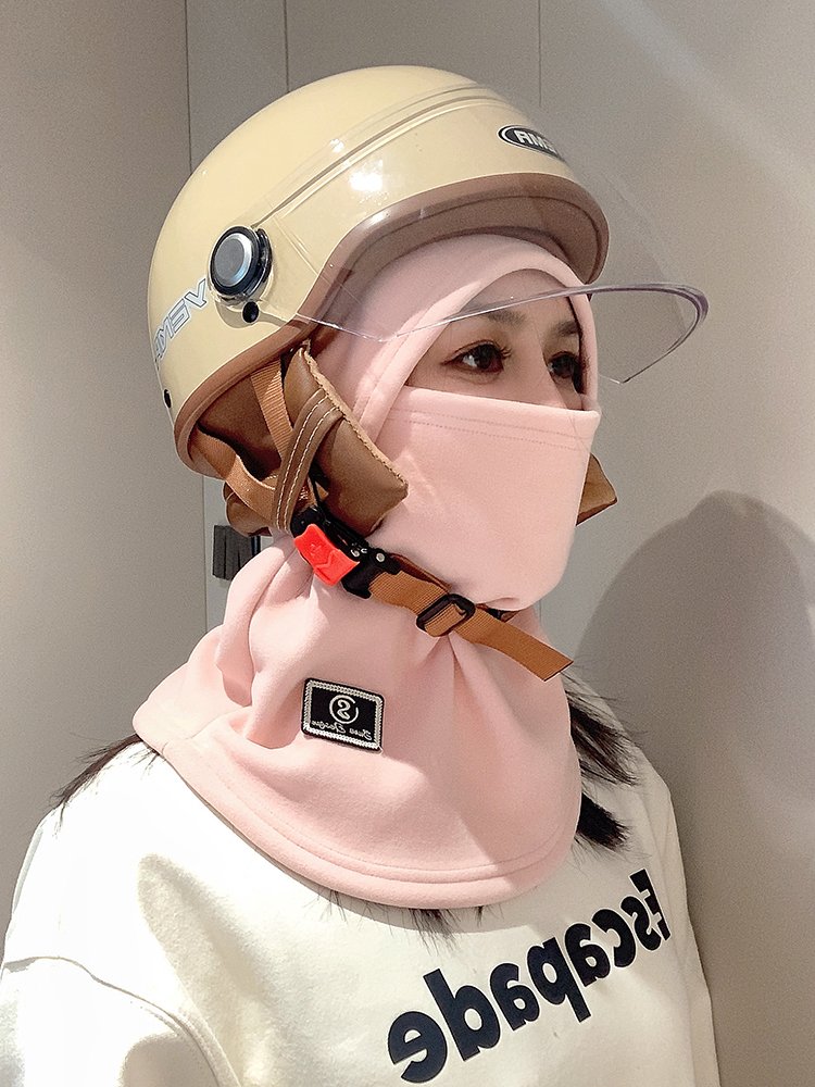 In-out cold-tucking caps and a thick, warm-faced face mask riding ski caps in the mountains during the winter