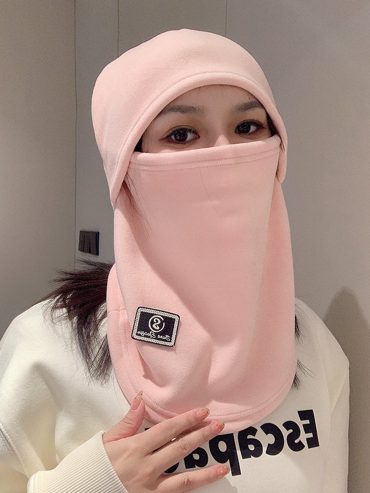 In-out cold-tucking caps and a thick, warm-faced face mask riding ski caps in the mountains during the winter