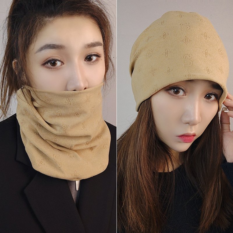 A woman who rides a hooded hood, knitting her ears for her neck and vertebrae