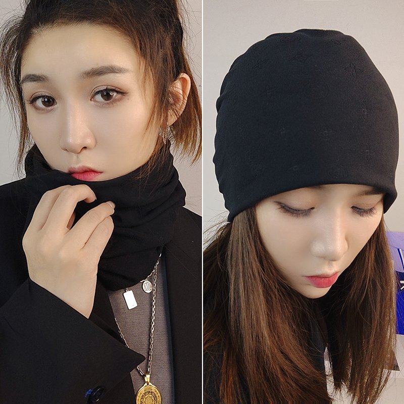 A woman who rides a hooded hood, knitting her ears for her neck and vertebrae