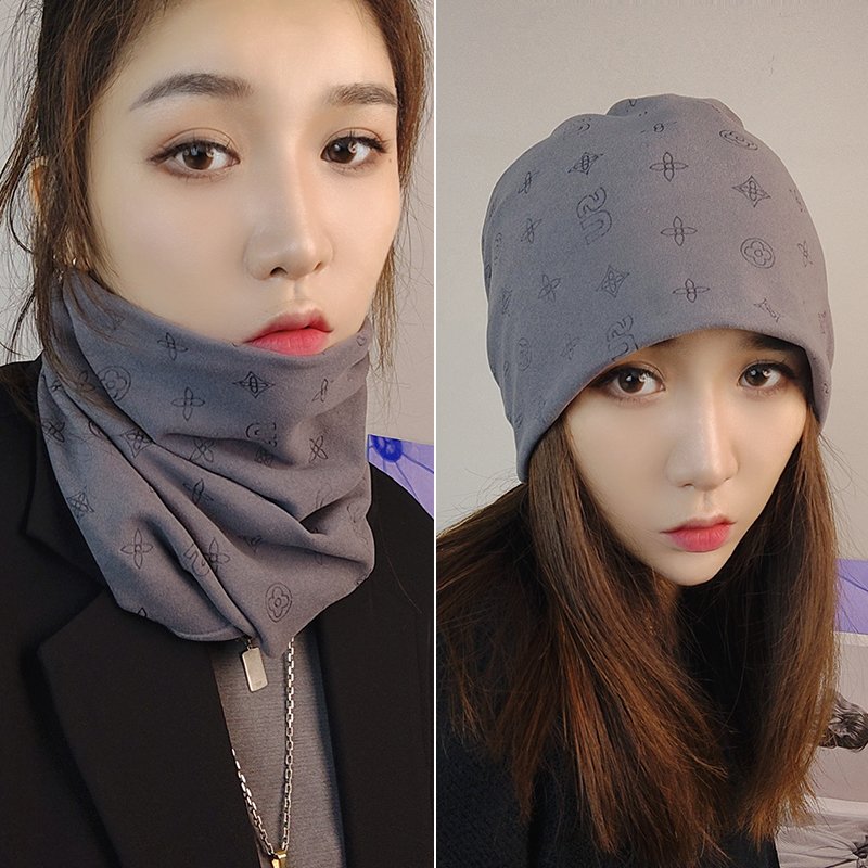 A woman who rides a hooded hood, knitting her ears for her neck and vertebrae
