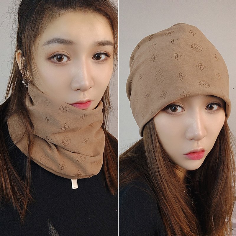 A woman who rides a hooded hood, knitting her ears for her neck and vertebrae
