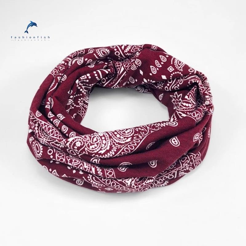 The autumn and winter warm days are a retrospect scarf and a twilight twilight twilight scarf for men