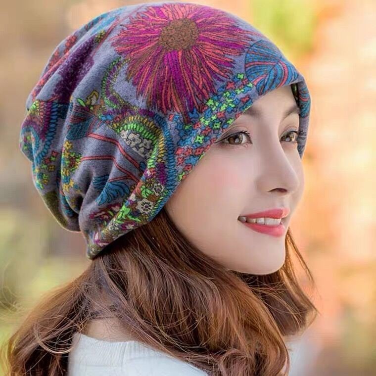 The hat girl thaws her face outside the turbans to protect her neck