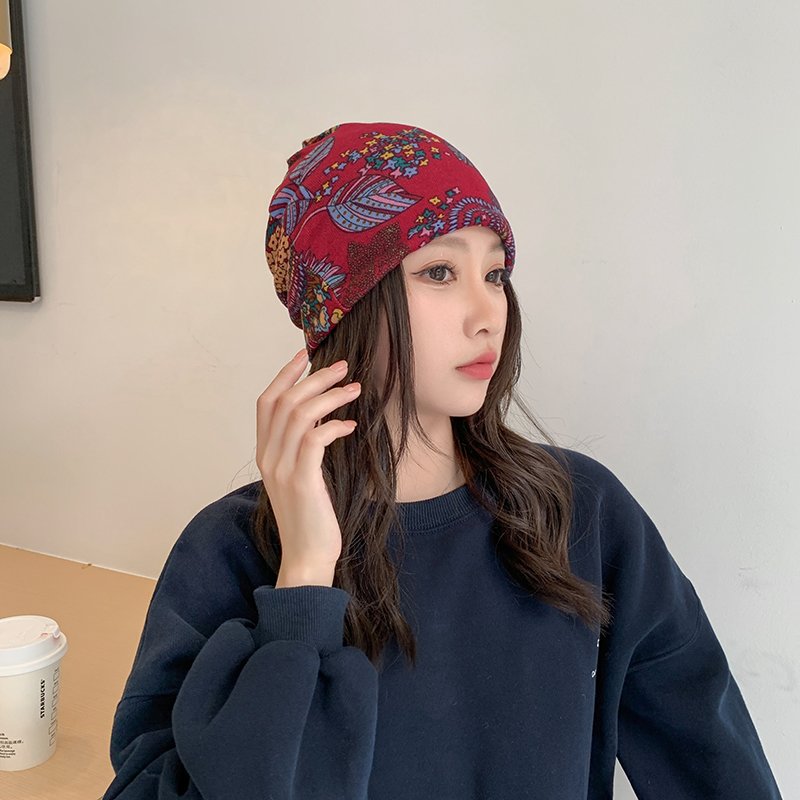 The hat girl thaws her face outside the turbans to protect her neck