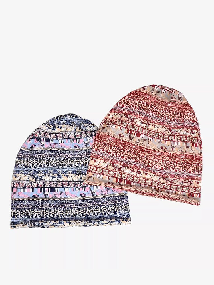"Spring and summer hats, both young men and women, are cycling around the streets to ride wind-proof hoods."