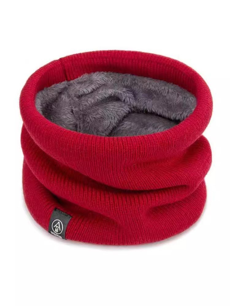 In the winter, both men and women will ride their hoods outside the house, knitting their necks