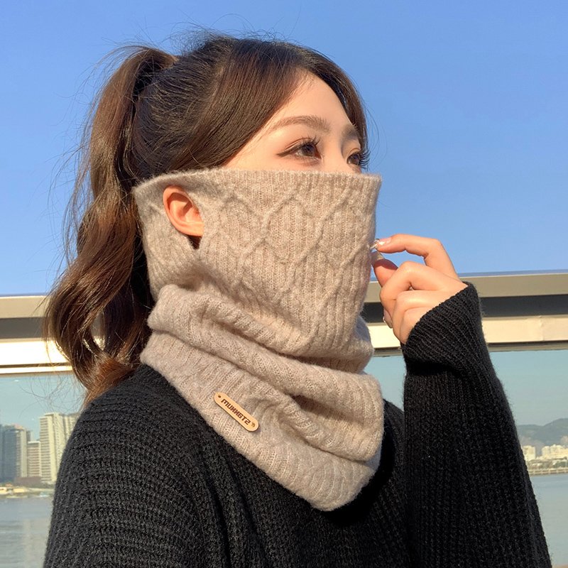 A warm-and-sweet-sweet-sweet-sweet-season-season-season-backed, snow-skin scarf