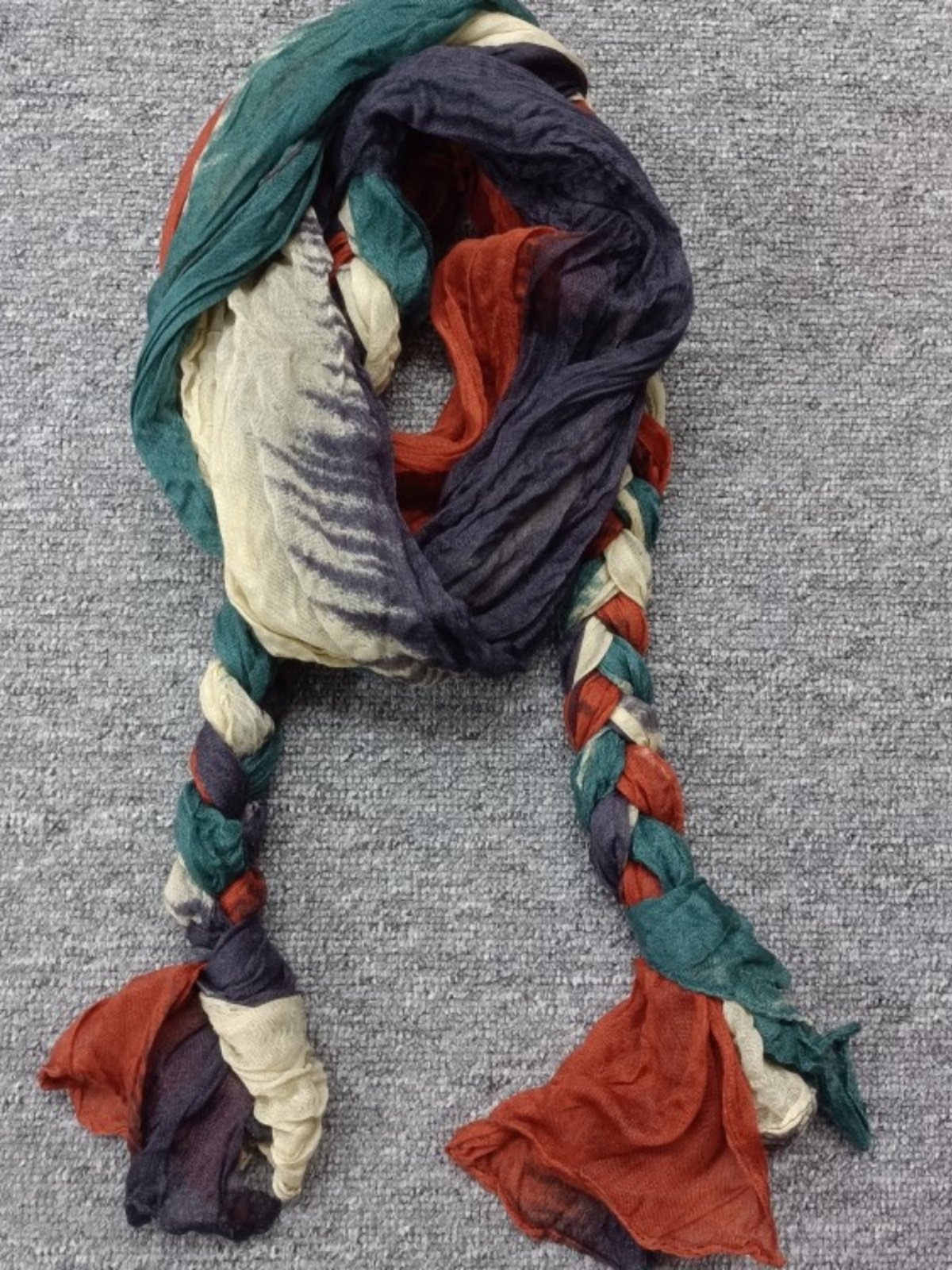The hand-weaving of a red-sharp turban turban tweaked tweaked tweaked tweaked tweaked tweaks