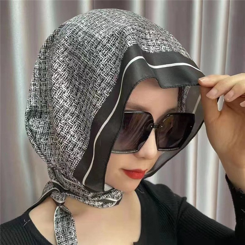 A multi-purpose tan-turban scarf hat with a turban with a girl's spring money