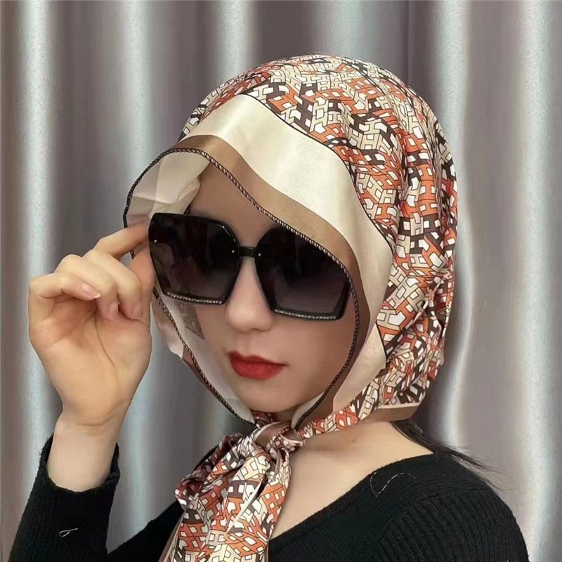 A multi-purpose tan-turban scarf hat with a turban with a girl's spring money