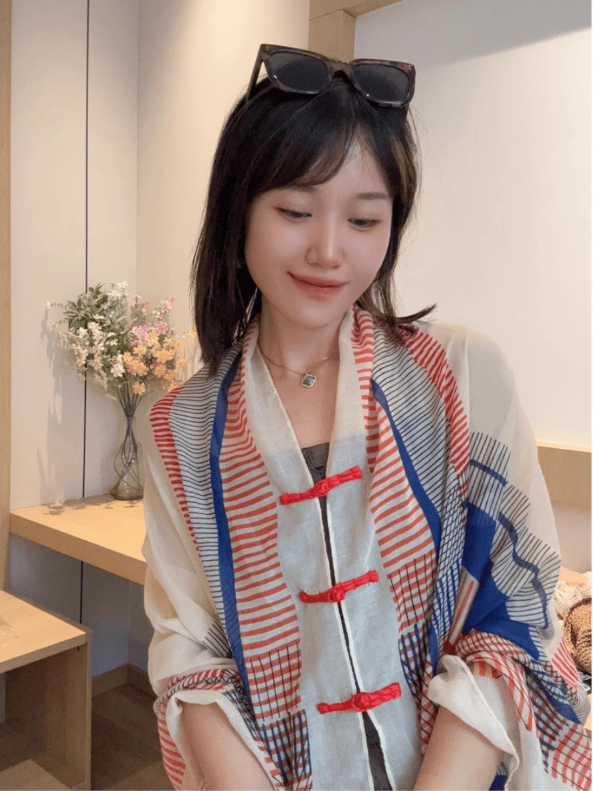 Ms. National Windsor, outside of the house, take photos of the sun-covered scarf, suncap-proof shawl