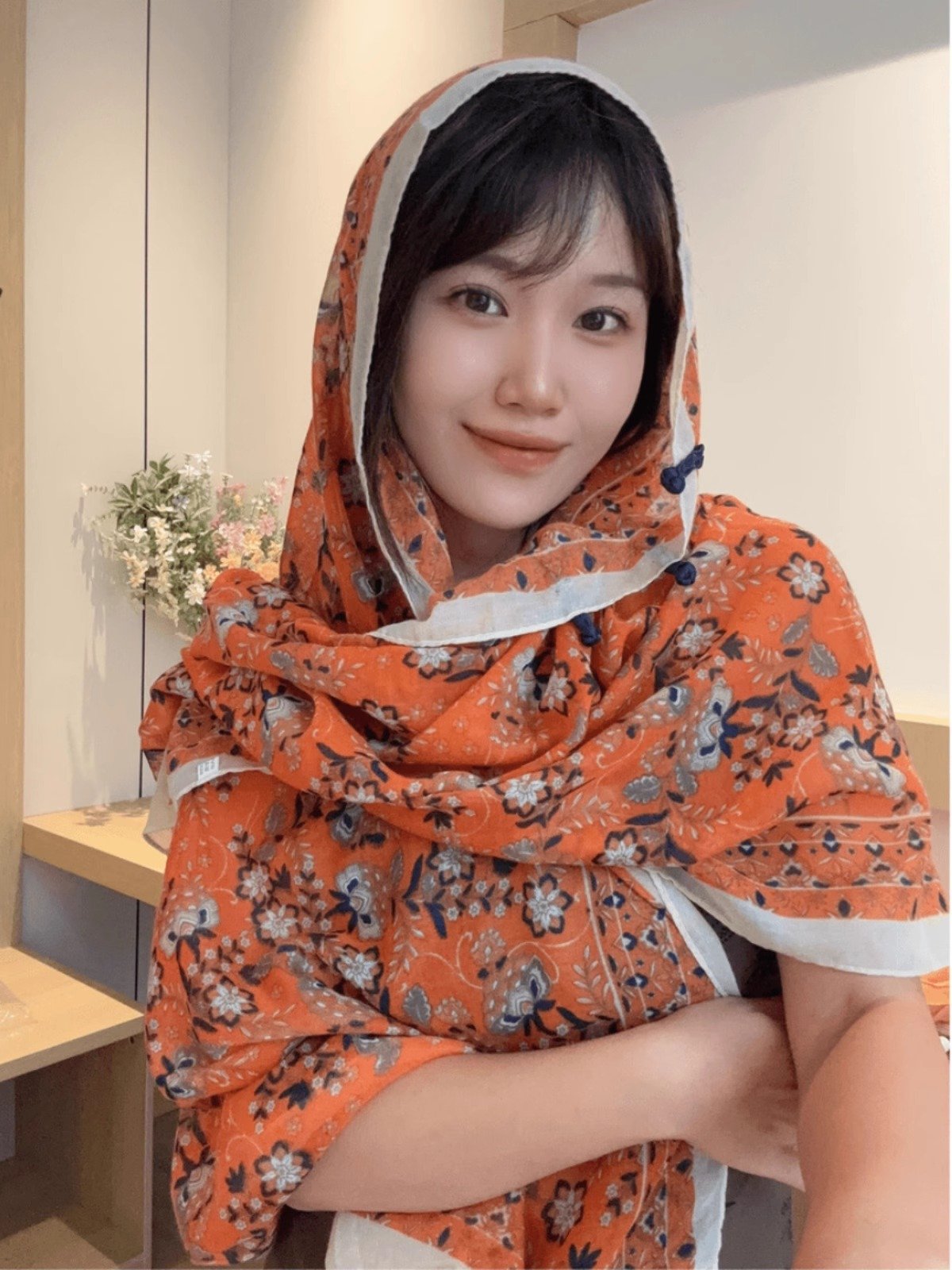 Ms. National Windsor, outside of the house, take photos of the sun-covered scarf, suncap-proof shawl