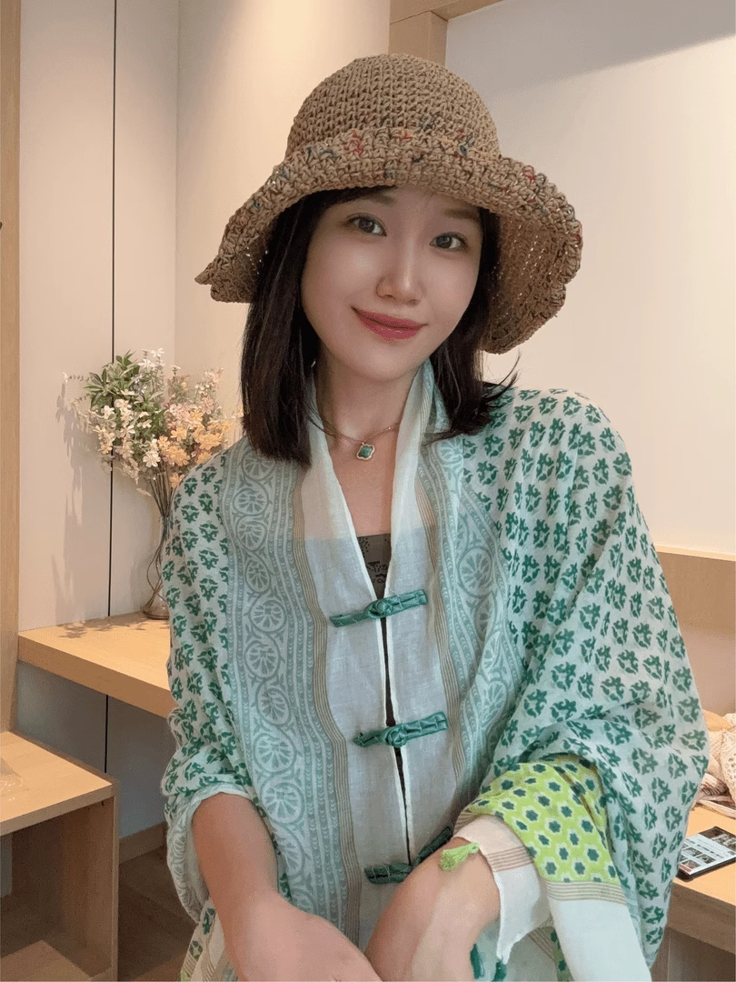 Ms. National Windsor, outside of the house, take photos of the sun-covered scarf, suncap-proof shawl