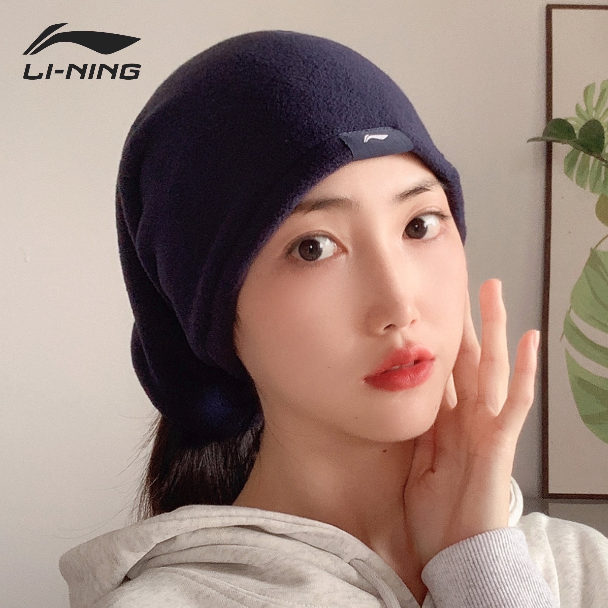 Li Ning rides around the winter with a thick and velvet scarf to keep his neck warm and protect against the cold