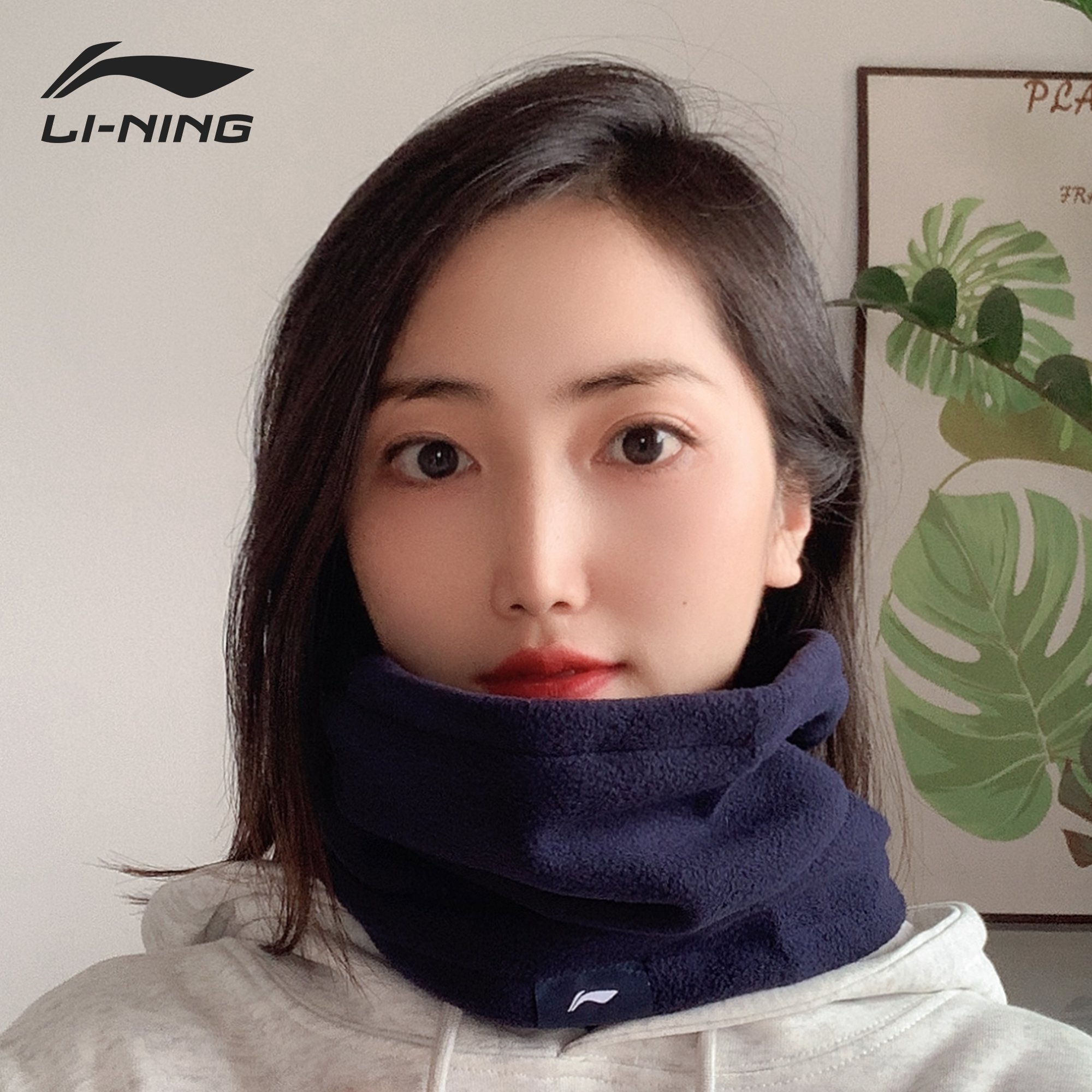 Li Ning rides around the winter with a thick and velvet scarf to keep his neck warm and protect against the cold