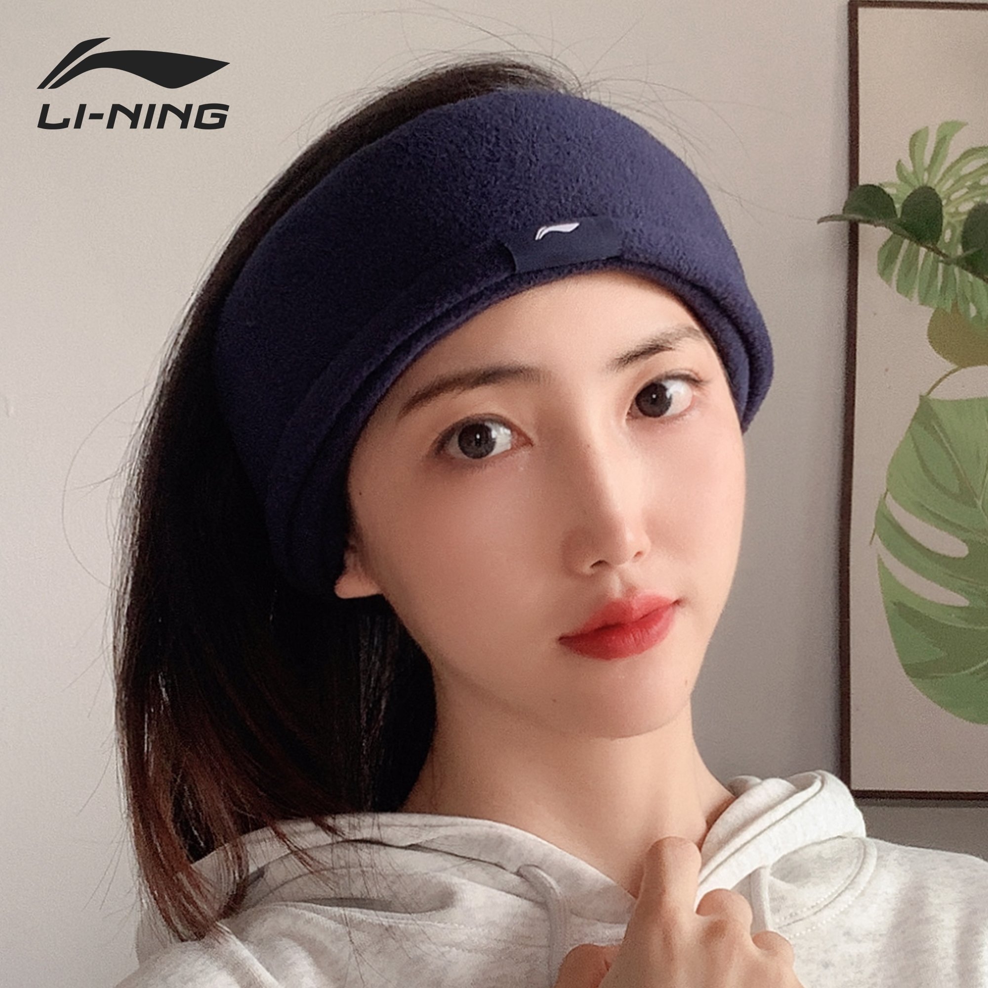 Li Ning rides around the winter with a thick and velvet scarf to keep his neck warm and protect against the cold