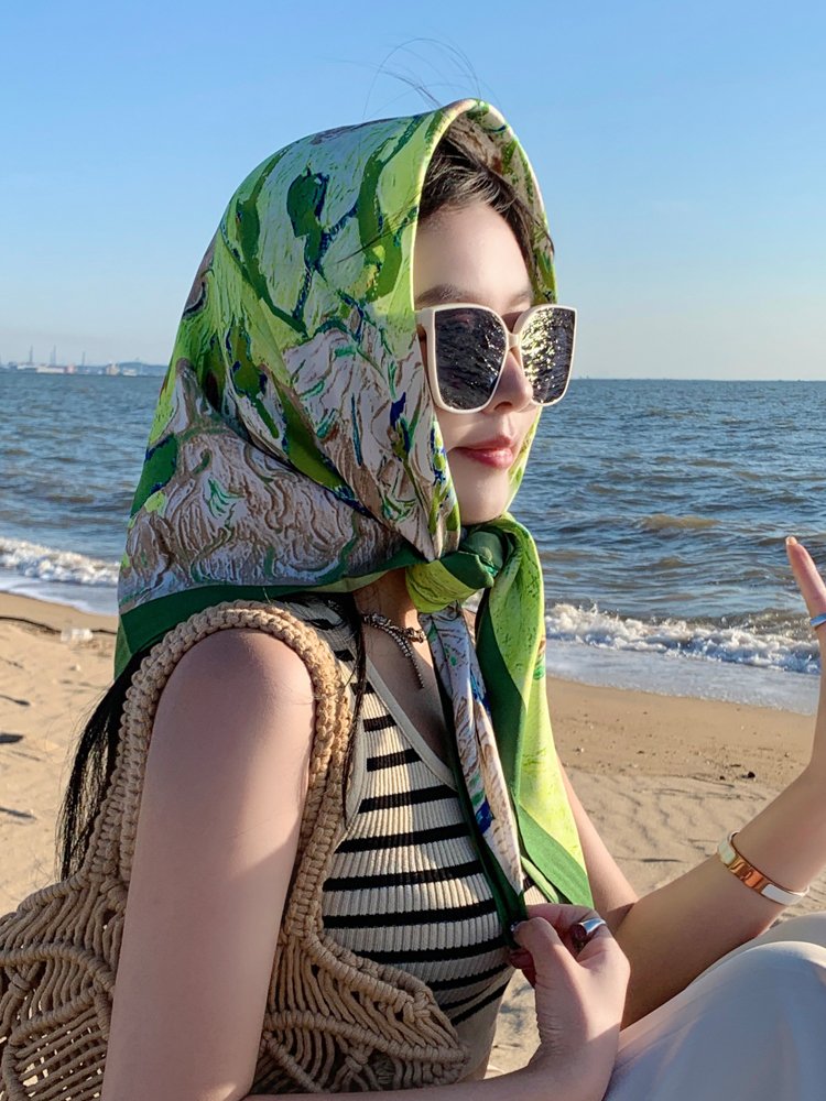 Old-fashioned French-style oil paintings with a small turban for women in summer