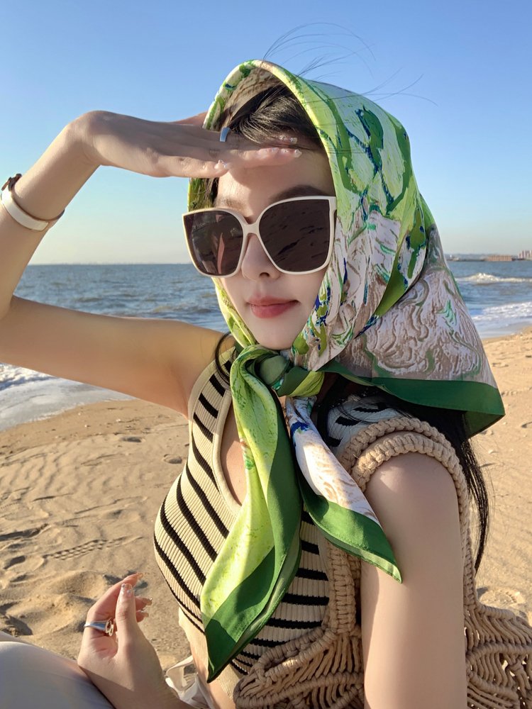 Old-fashioned French-style oil paintings with a small turban for women in summer