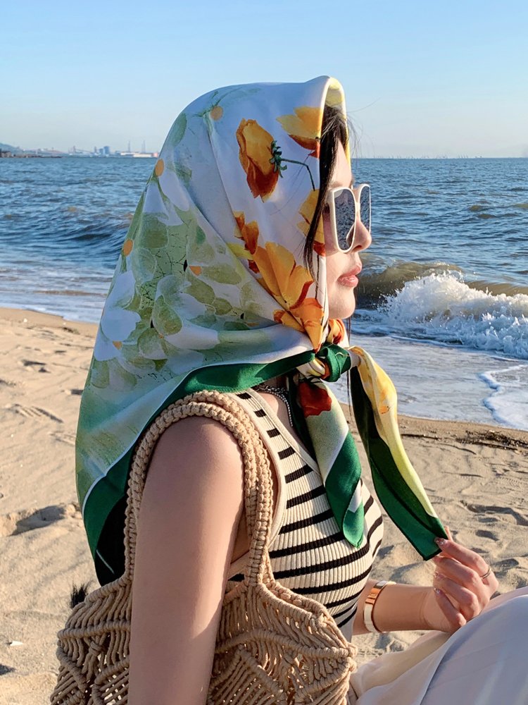 Old-fashioned French-style oil paintings with a small turban for women in summer