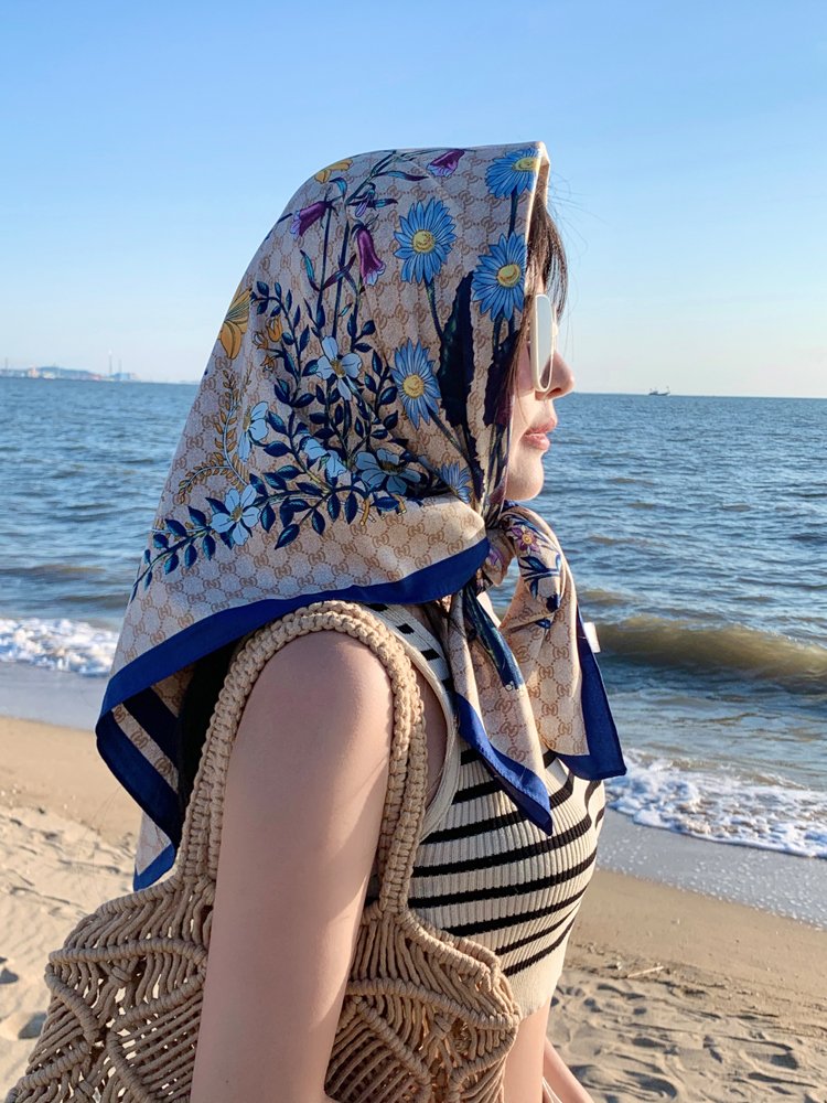 Old-fashioned French-style oil paintings with a small turban for women in summer