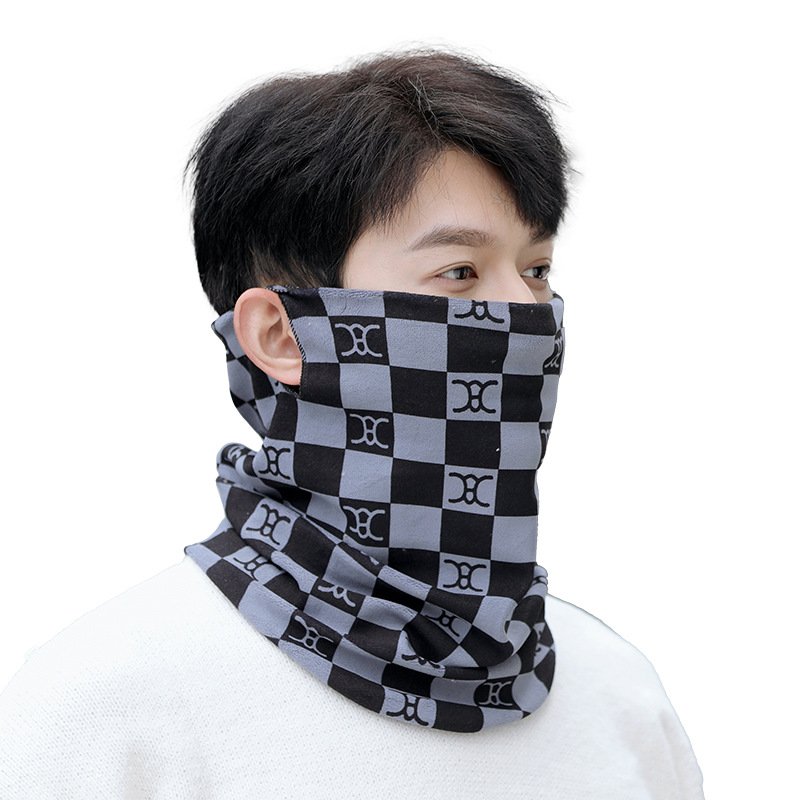 The men and women who are surrounded are wearing wind masks in the autumn and winter