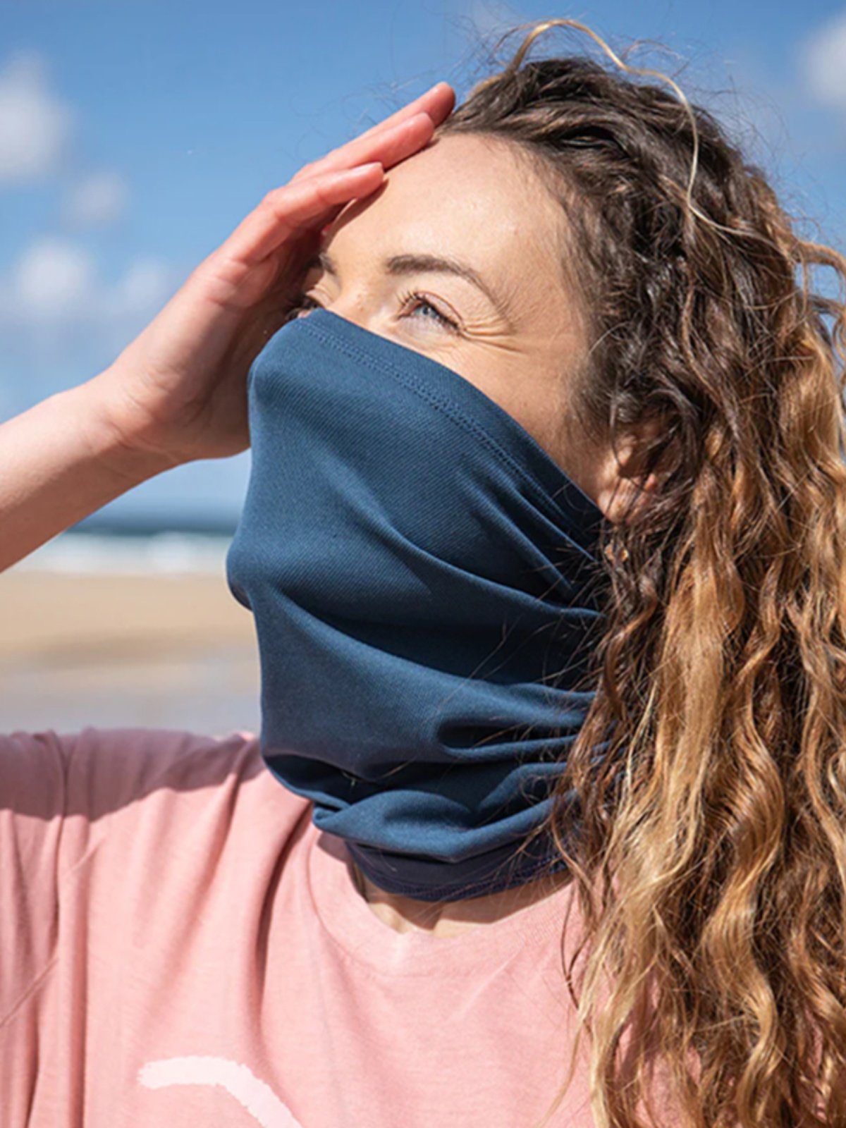 The beautiful noose hairs in the open, and the wind-resistant, aerobics, the tan and magic headscarves ride the scarf