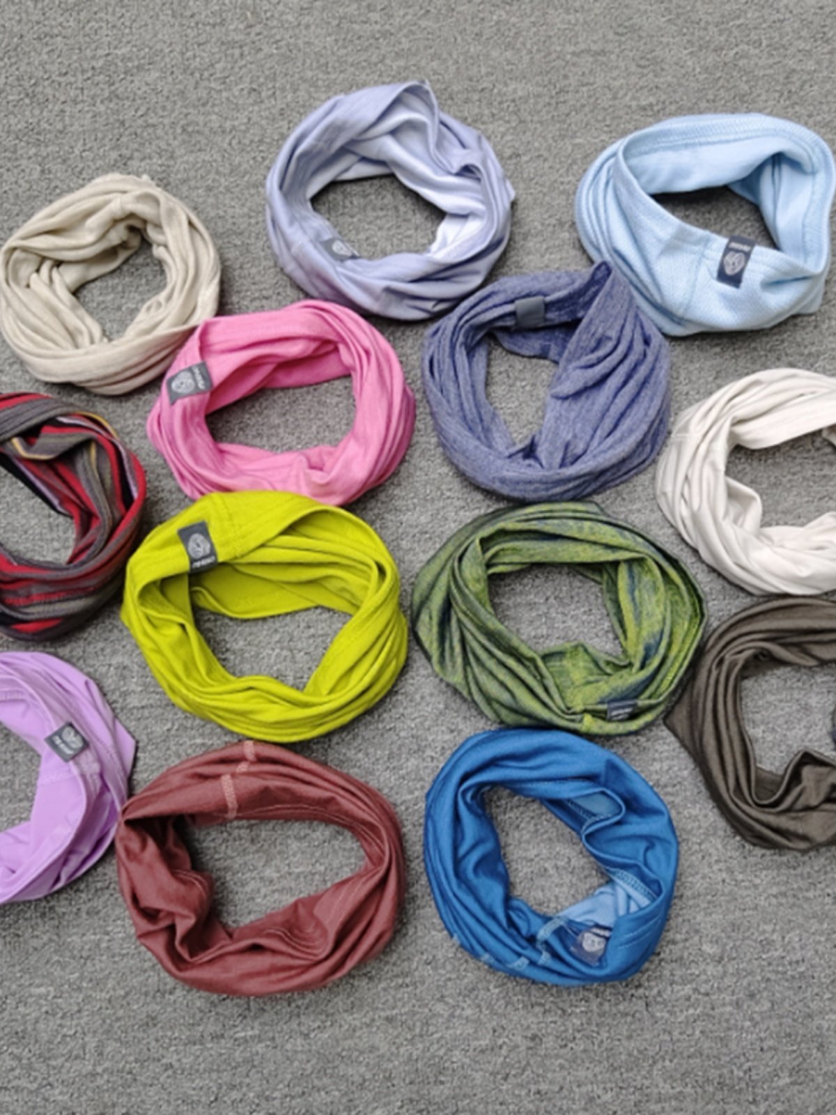 The beautiful noose hairs in the open, and the wind-resistant, aerobics, the tan and magic headscarves ride the scarf