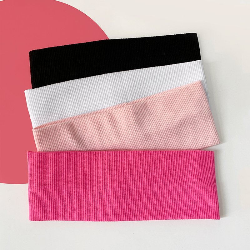The color is about wide-blank yoga with the ladies in the autumn and winter