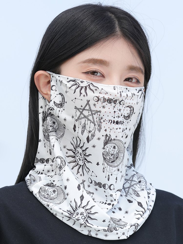 Ms. Scrambling turban with sunscreen on her ear, male neck and neck, driving on foot with an icy veil