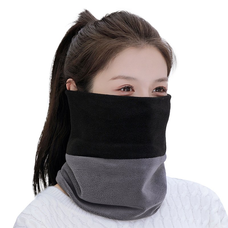 A new 2024 in winter for the walrus lady, a neck turban to keep her neck warm, riding on a windshield with a thick mask