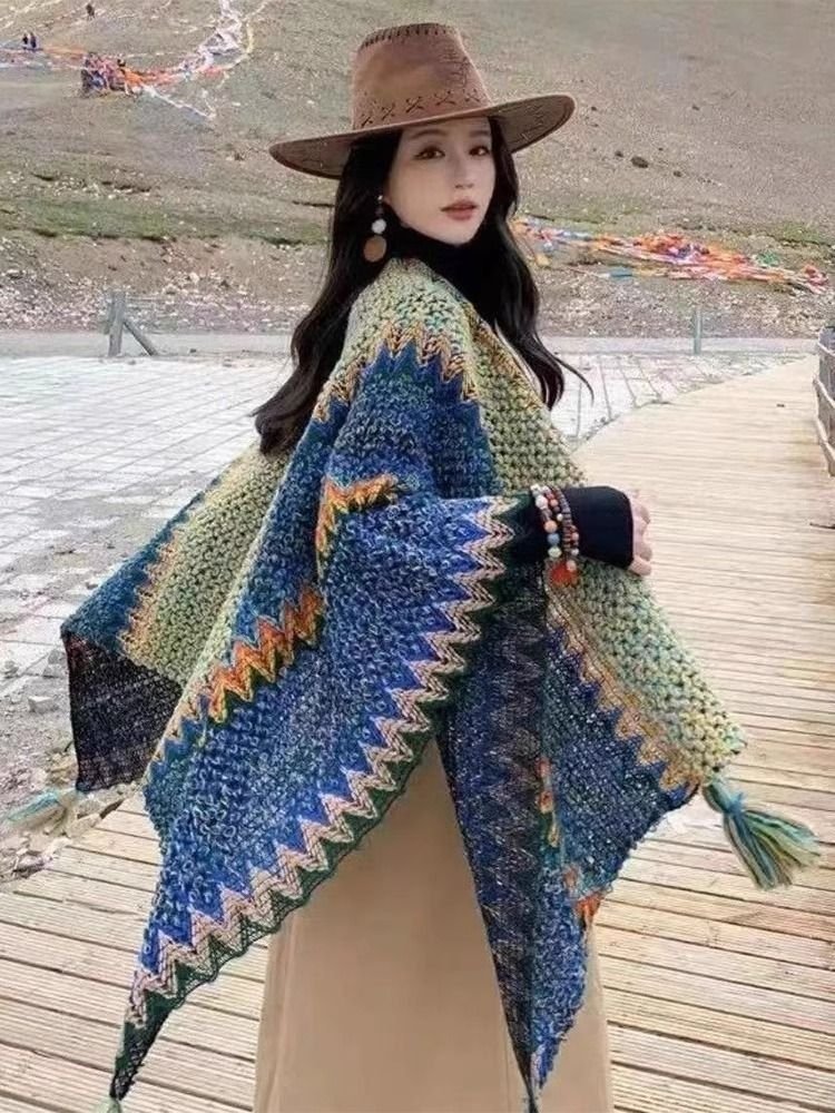 The national shawl girl Yunnan Riang travels in a travel scarf on the western cape of Xinjiang, Tibet