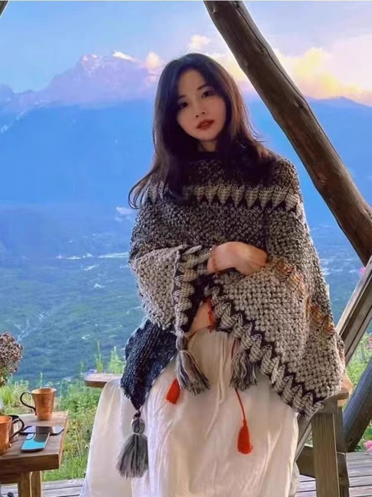 The national shawl girl Yunnan Riang travels in a travel scarf on the western cape of Xinjiang, Tibet