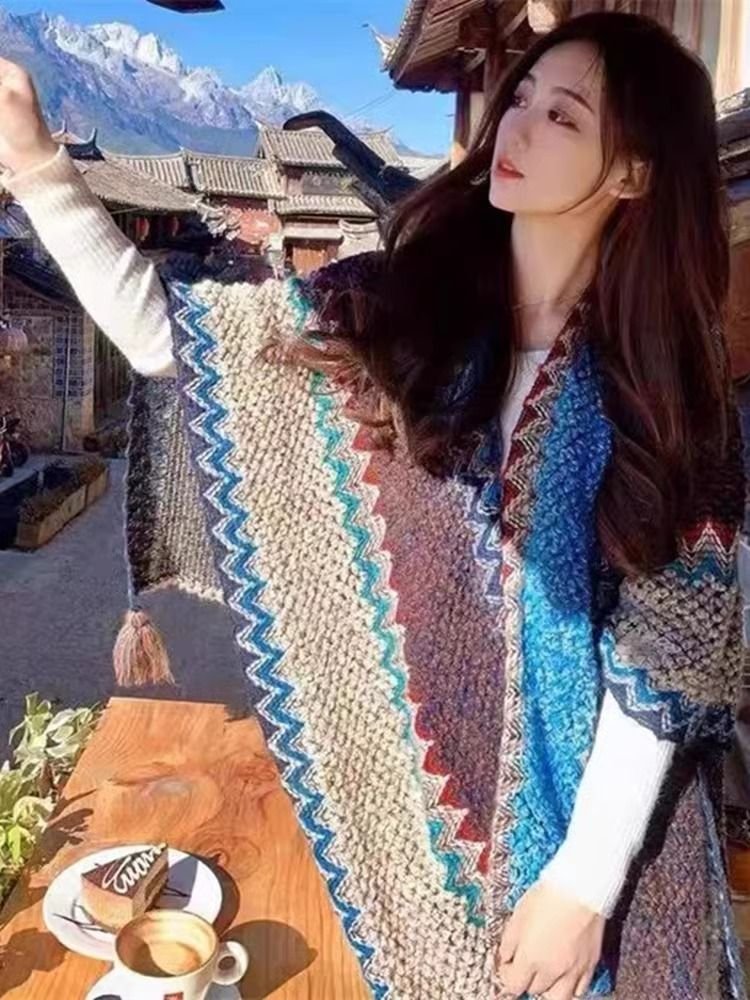 The national shawl girl Yunnan Riang travels in a travel scarf on the western cape of Xinjiang, Tibet