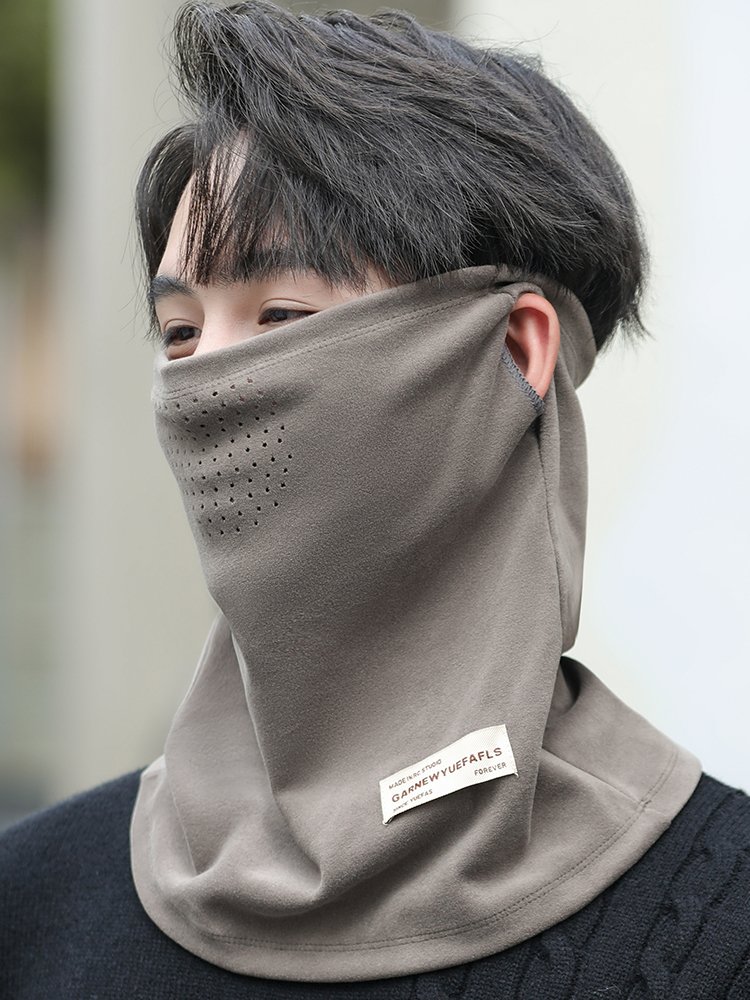 A cold-spirited lady scarf on a skiing exercise outside the neck vertebrae