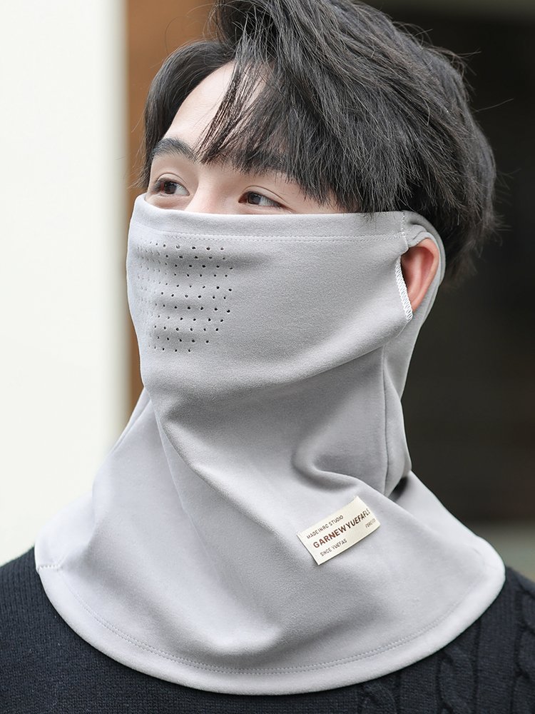 A cold-spirited lady scarf on a skiing exercise outside the neck vertebrae